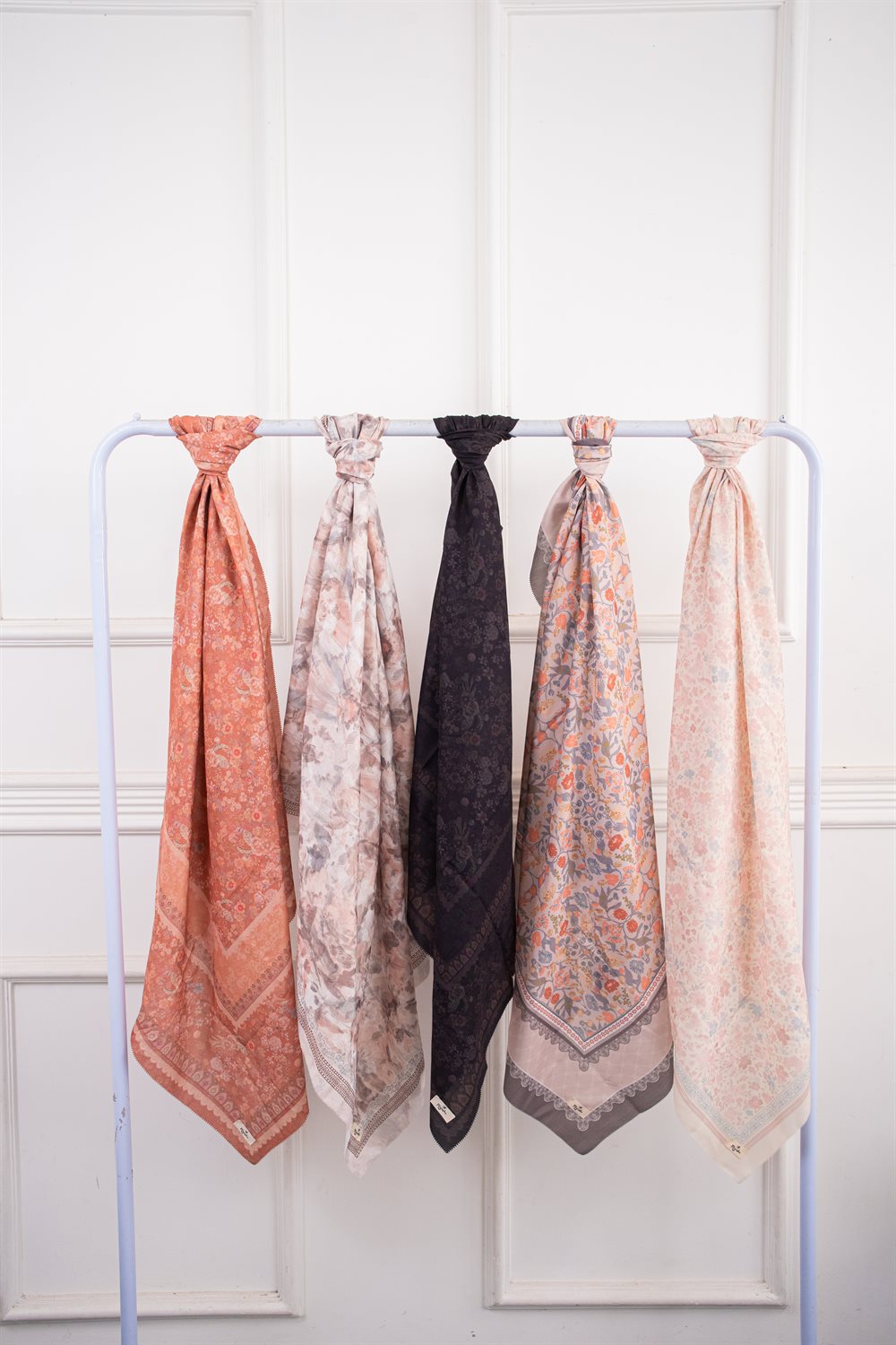 Koleksi hijab voal Myesha The Label digantung