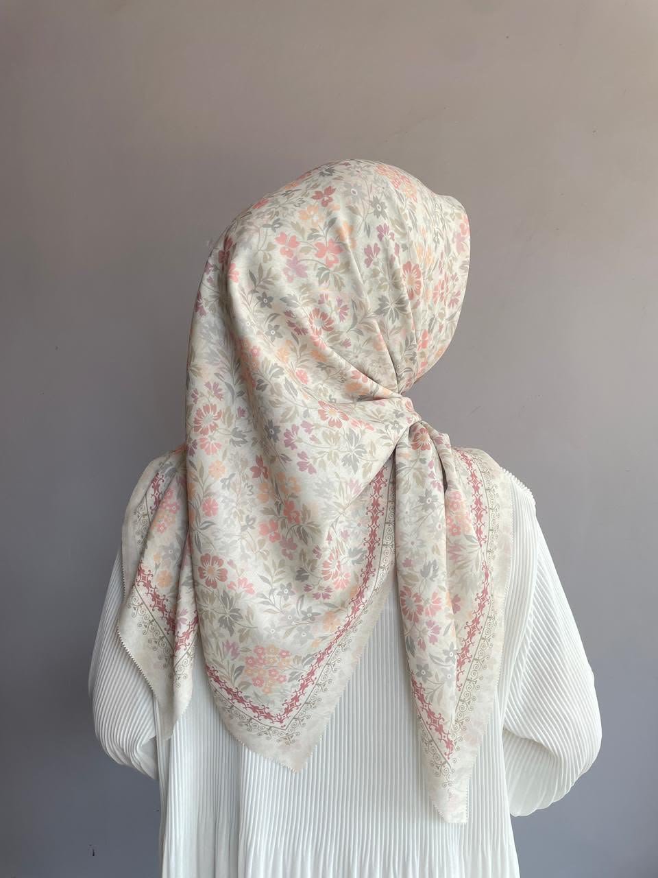 Model mengenakan hijab voal Myesha motif floral pastel