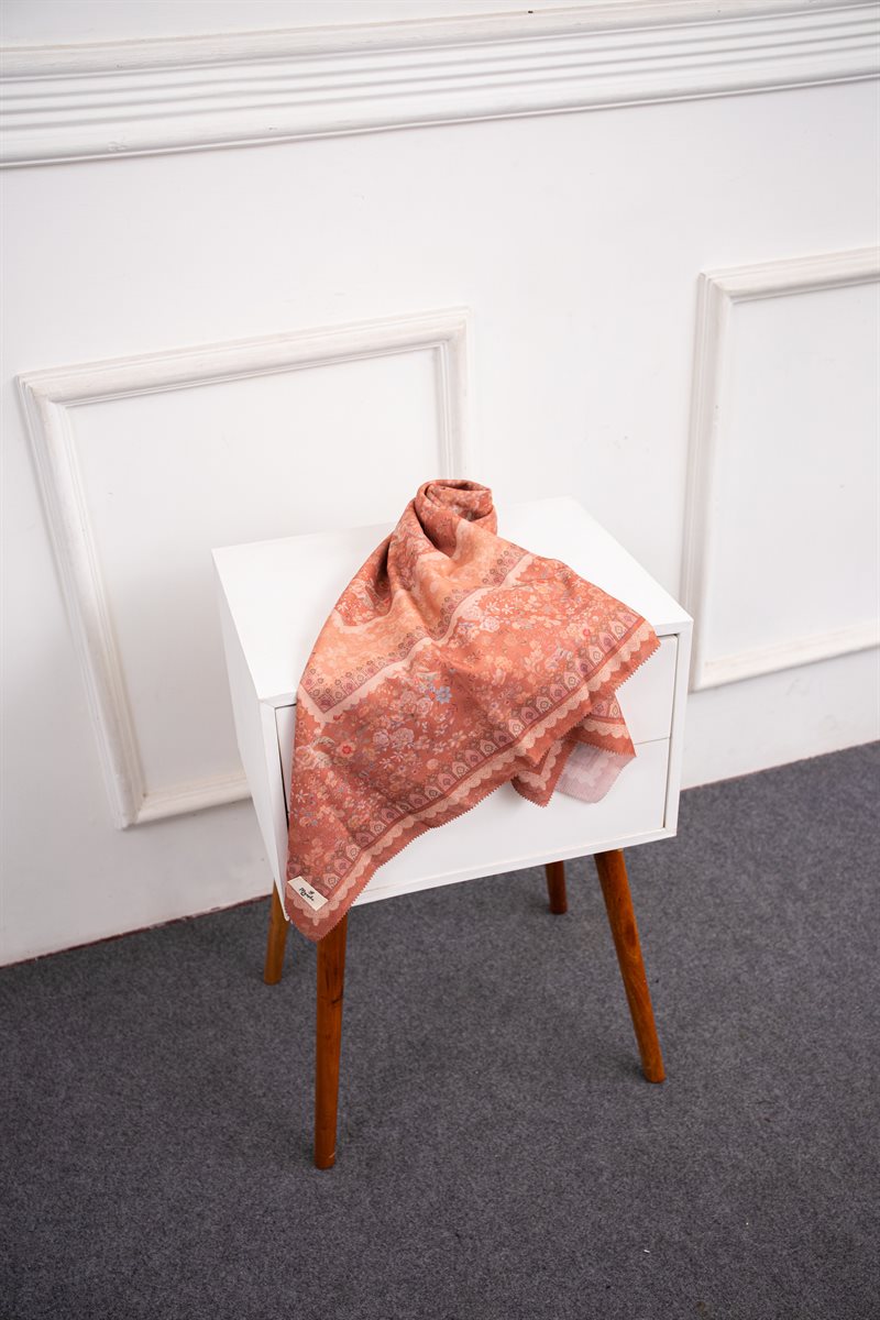 Hijab voal Myesha motif floral warna terracotta