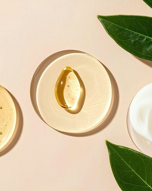 Tetes serum bening di atas cawan kaca