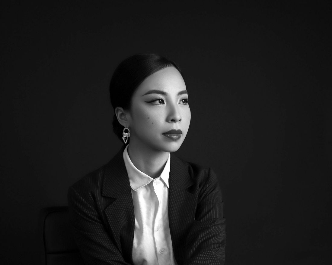 Dewi Larasati, managing partner Pilar & Rekan, duduk mengenakan blazer gelap