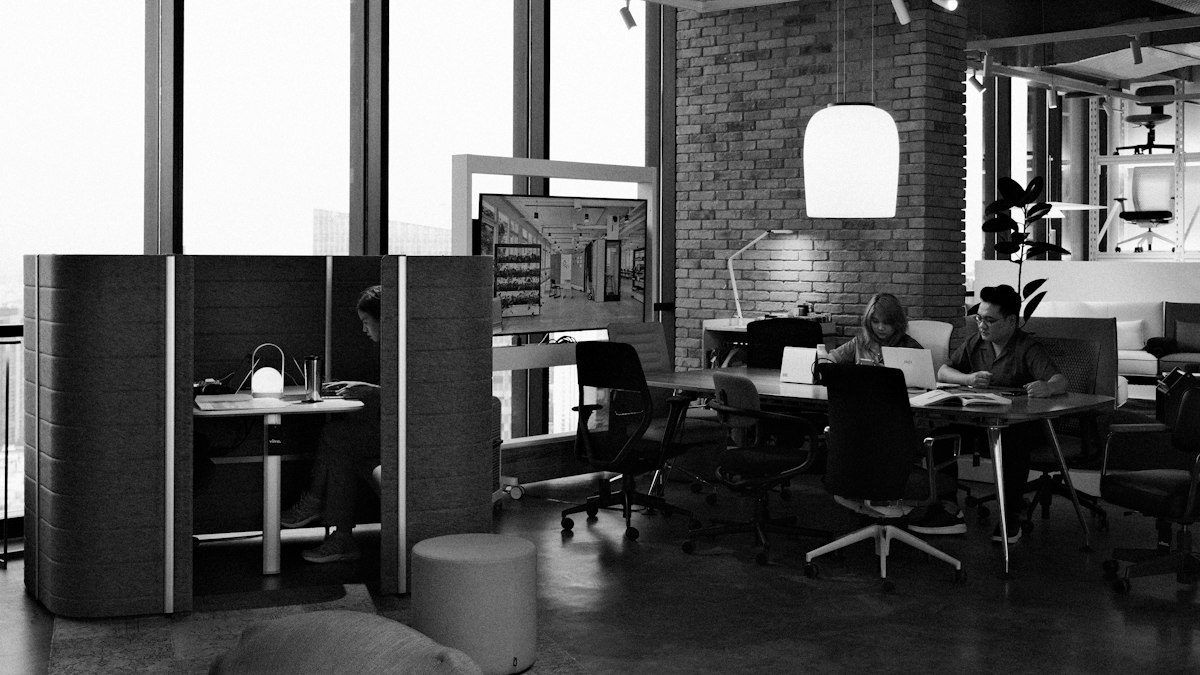 Ruang kerja kantor dengan meja panjang dan bilik rapat
